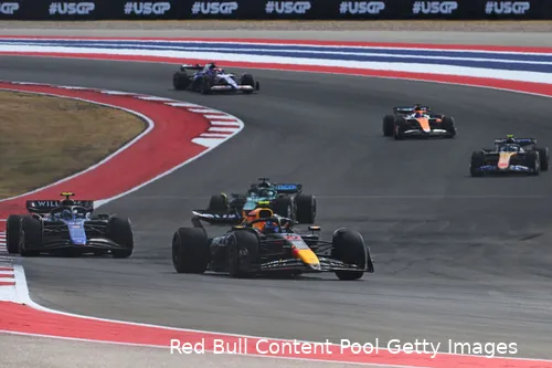 <i>Pérez wordt achtervolgd door Franco Colapinto en Lance Stroll.</i>