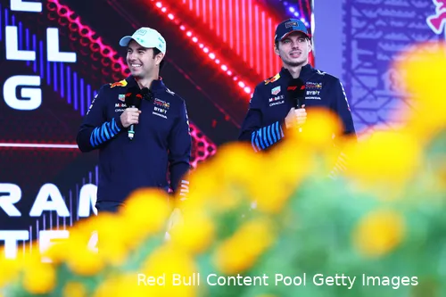 Verstappen staat vooraan, Pérez staat achteraan.