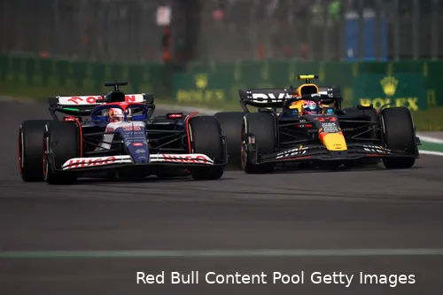 <i>Sergio Pérez en Liam Lawson waren niet blij met elkaar in Mexico.</i>