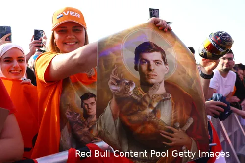 <i>Verstappen is zelfs tijdens de interviews populair bij fans.</i>