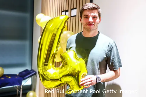 Verstappen begint als viervoudig wereldkampioen aan het weekend in Qatar.