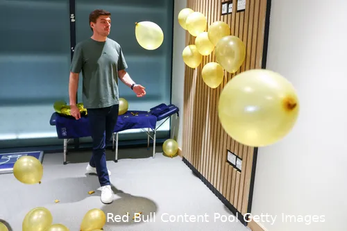 Verstappen werd verrast met ballonnen in zijn kamer in Qatar.