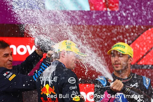 Gasly en Verstappen samen op het podium in Brazilië.