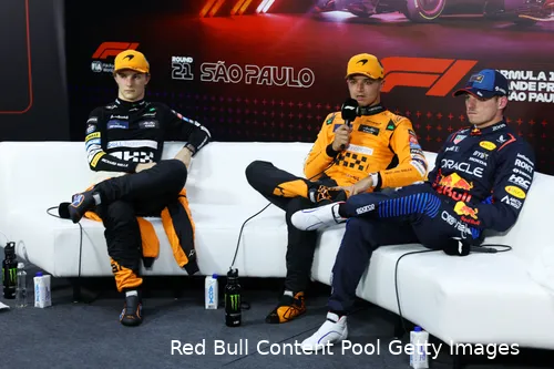 Verstappen tijdens de persconferentie met de McLaren-heren.