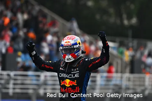 <i>Verstappen met gebalde vuisten na een mokerslag in Brazilië.</i>