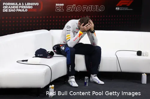 Het drukke programma weegt soms ook op Max Verstappen.&nbsp;