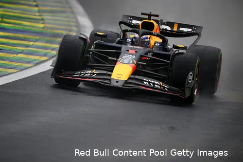 <i>Verstappen is naast de baan veel bezig met simracen.</i>