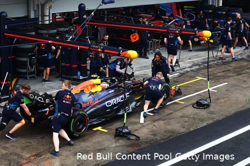 <i>Verstappen staat meteen aan het begin van de pitstraat.</i>