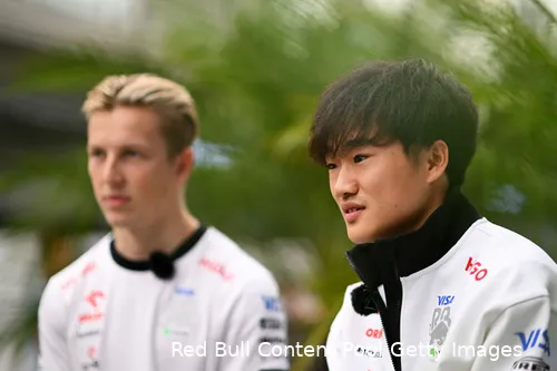 Tsunoda moest lijdzaam toezien hoe niet hij, maar Lawson de plek van Pérez toegewezen kreeg.