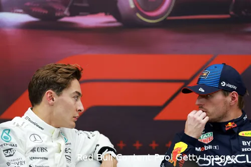 Verstappen versus Russell richting de eerste bocht.