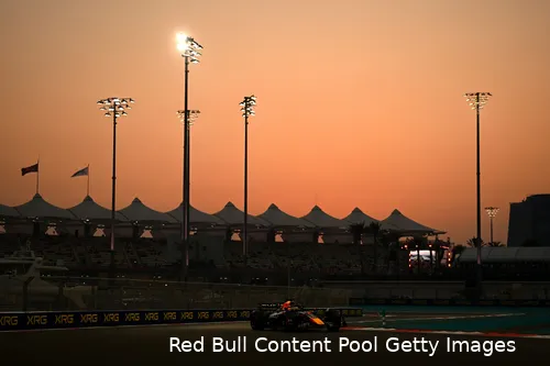 Racen in de avond, onder kunstlicht, altijd erg atmosferisch, Max Verstappen op de voorgrond, Abu Dhabi 2024.