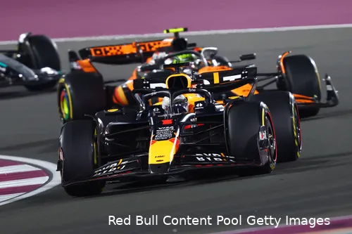 <i>Verstappen en Norris rijden lang door met hun mediumbanden.</i>
