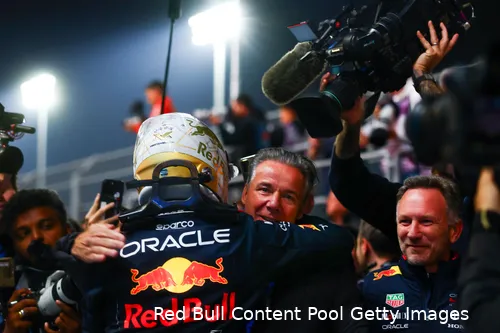 Verstappen viert zijn overwinning in Qatar.