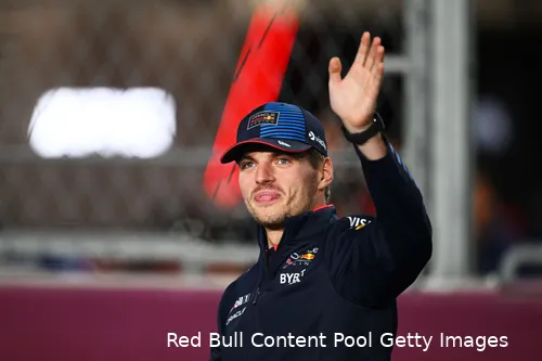 max verstappen red bull racing qatar 1211 1 pet zwaai