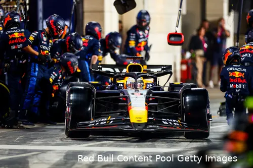 <i>Verstappen kreeg na de tijdstraf een bloedsnelle pitstop.</i>