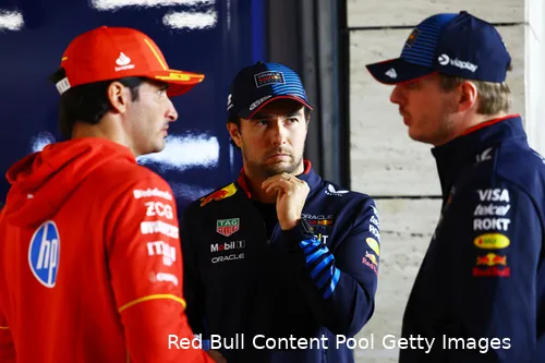 <i>Verstappen met twee oud-teamgenoten.</i>