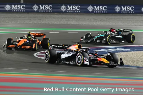 <i>Verstappen verwijst Russell terug naar de derde plek.</i>