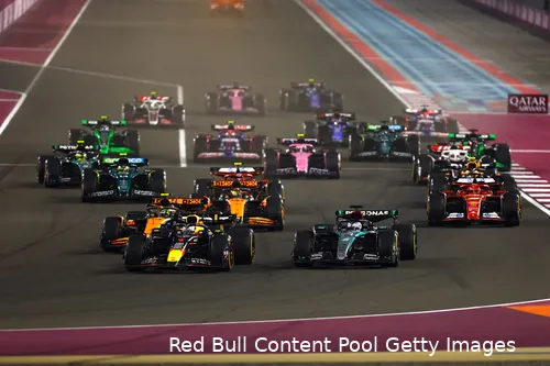 <i>Russell valt bij de start terug tot de derde plek.</i>