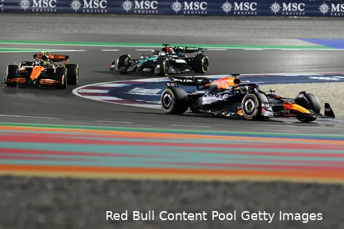 <i>Verstappen bepaalt de volgorde bij de start.</i>