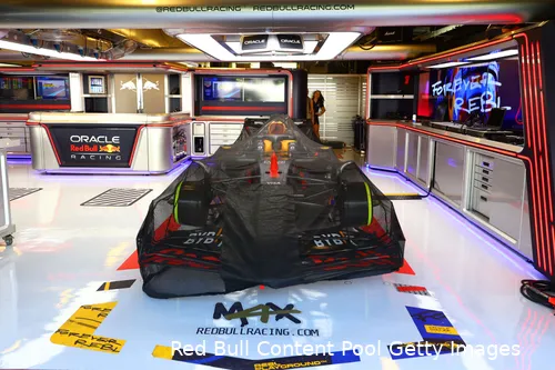 <i>Verstappen duwde zijn RB20 graag het museum in na 2024.</i>