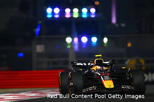 <i>Pérez verloor zijn tijd, omdat hij naast de baan zou zijn gekomen. Uiteindelijk draaide de wedstrijdleiding deze beslissing terug.</i>