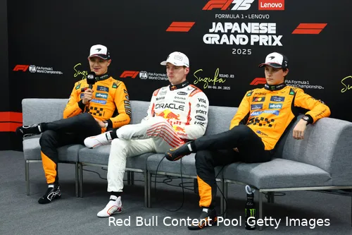 Verstappen start op pole, maar Piastri en Norris staan er vlak achter.