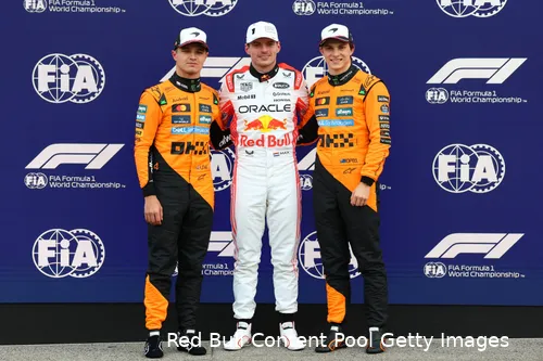 <i>Verstappen loert op zijn kans.</i>