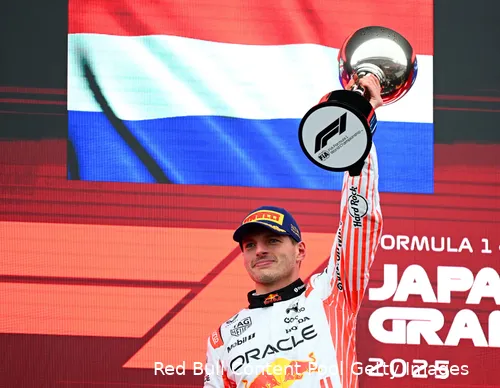 max verstappen podium japan 2025 livery 1 beker nederlandse vlag