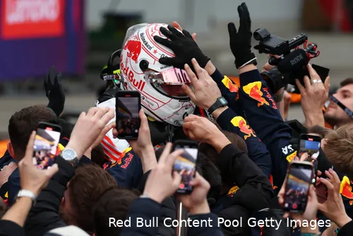 <i>Vettel is van mening dat Verstappen en Red Bull nu samen terug moeten slaan.</i>