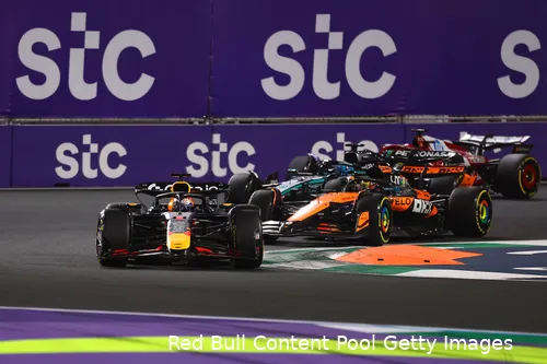 Verstappen kwam bij de start in Jeddah niet weg zoals gepland.