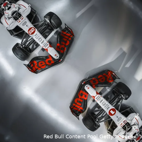 Verstappen en Tsunoda zullen als eerbetoon aan Honda met een witte livery rijden.