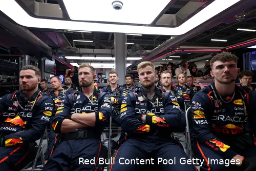 <i>Een domper voor de Red Bull-monteurs.</i>