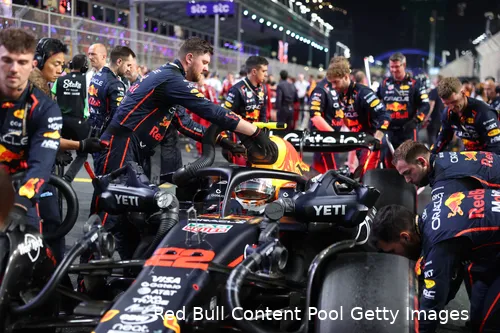 Tsunoda kwam op het Jeddah Corniche Circuit niet door de eerste bochten.