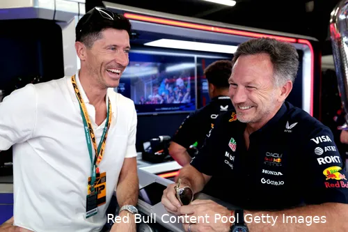 <i>Christian Horner hoopt op zondag net als VIP-gast Lewandowski te scoren.</i>