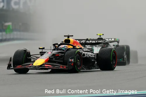 <i>Antonelli zit na de start achter Verstappen.</i>