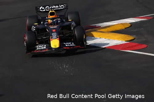 <i>Verstappen wist Hamilton te ontwijken zonder de vangrail te raken.</i>