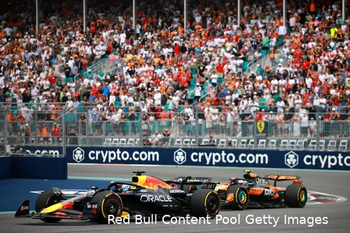 Norris had in Miami weer veel tijd nodig om Verstappen te passeren.