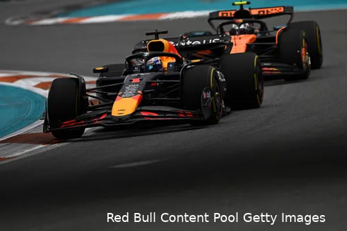 <i>Verstappen houdt Norris rondenlang op.</i>
