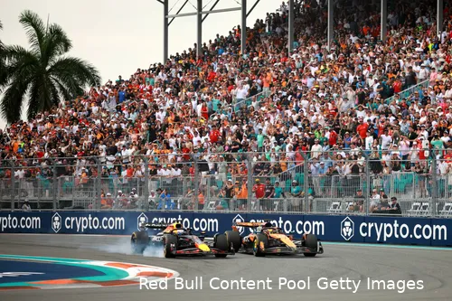 <i>Verstappen verdedigt tegen Piastri.</i>