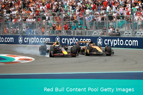 <i>Piastri dwong Verstappen laat te remmen.</i>