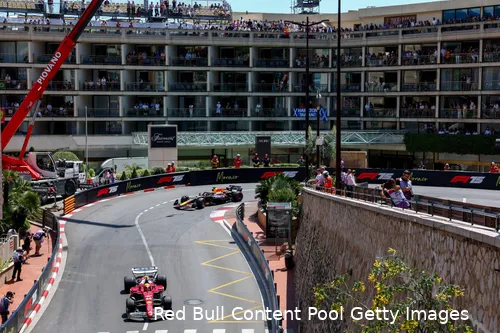 <i>Hamilton rijdt voor Verstappen in Monaco.</i>