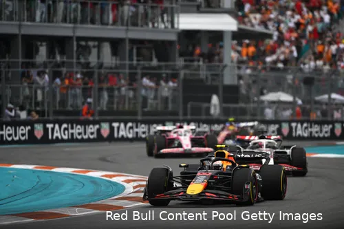 <i>Tsunoda rijdt in het middenveld rond.</i>