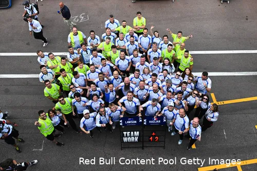 visa cash app racing bulls isack hadjar liam lawson groepsfoto team teamwork gp monaco 2025 zondag