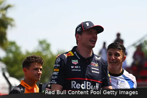 <i>Hadjar kijkt duidelijk tegen Verstappen op.</i>