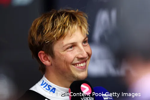 Een stralende Lawson staat de media te woord nadat hij zich voor Verstappen kwalificeerde.