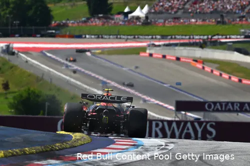 <i>Yuki Tsunoda heeft het ook in Oostenrijk lastig.</i>