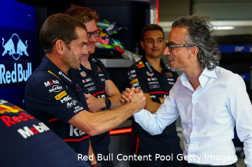 Mekies maakt enthousiast kennis met zijn nieuwe team.