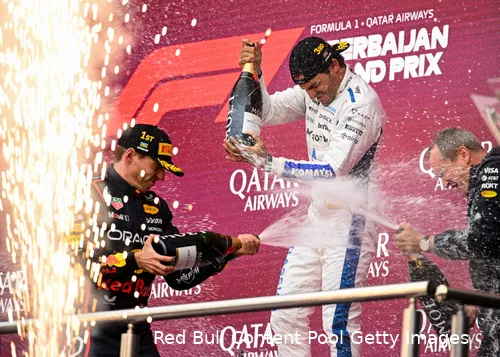 max-verstappen-red-bull-racing-gp-azerbeidzjan-2025-zondag-carlos-sainz-podium-williams-champagne