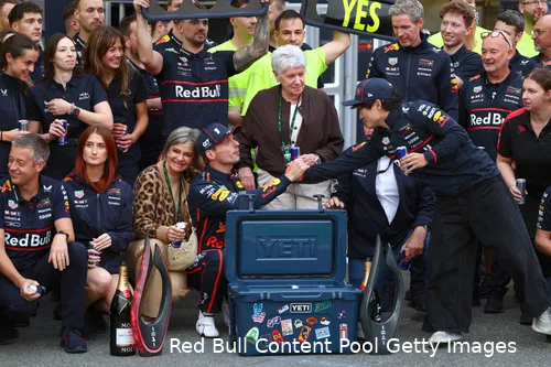 red-bull-racing-max-verstappen-helmut-marko-yuki-tsunoda-oma-gp-azerbeidzjan-2025-zondag-3