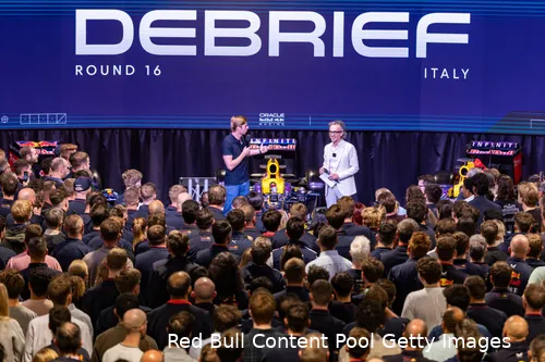 verstappen-mekies-debrief-monza-fabriek-2025